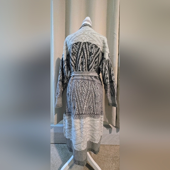 WHBM Sequin Gray Patterned Knit Cardigan - Picture 3 of 7